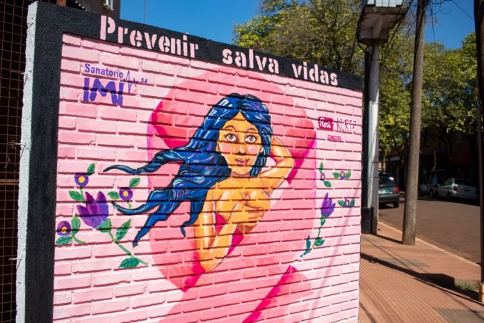 pintan-mural-en-eldorado-por-el-dia-mundial-del-cancer-de-mama