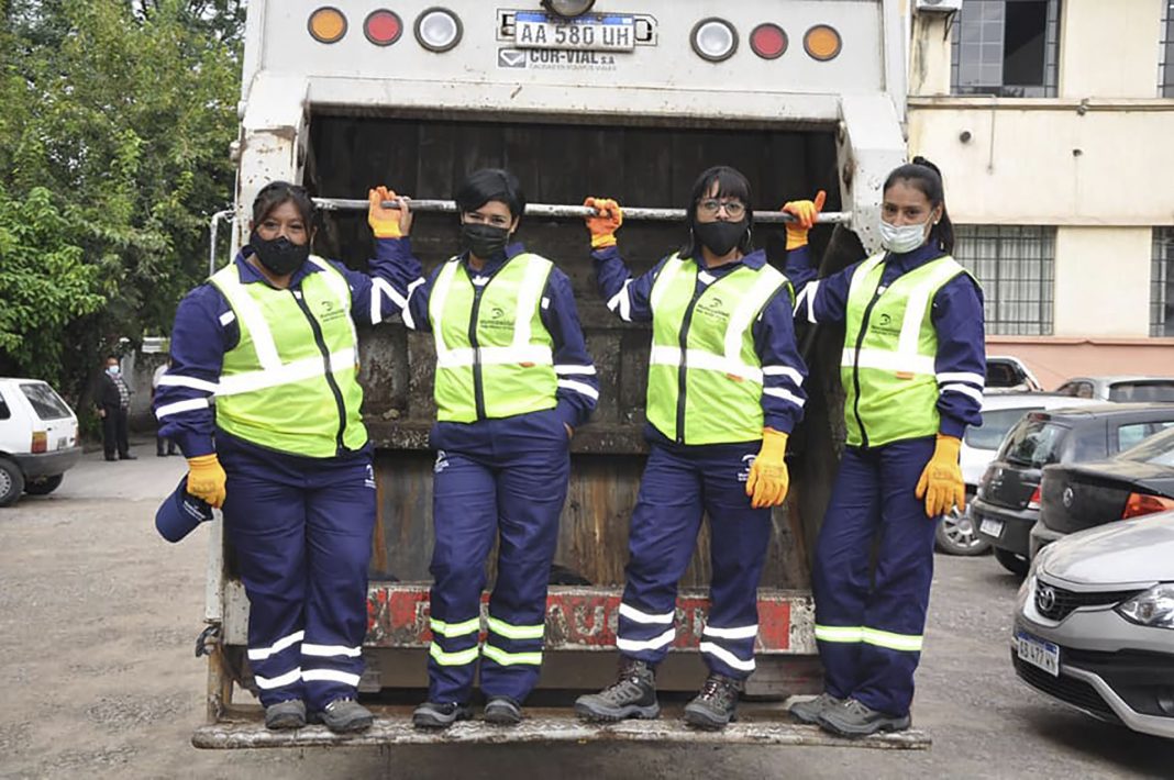cuatro-mujeres-conforman-el-primer-equipo-de-recolectoras-de-residuos