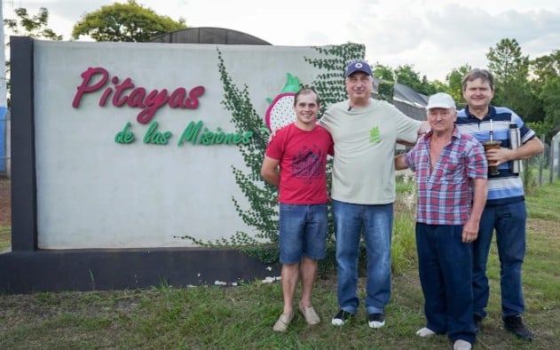 hugo-passalacqua-visito-a-productor-de-pitaya-en-cerro-azul,-la-fruta-que-puede-revolucionar-la-produccion-misionera